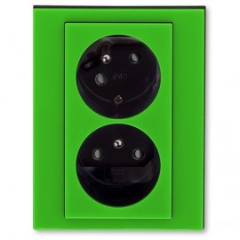 Dvojzásuvka ABB LEVIT natočená s clonkami zelená / kouřová černá